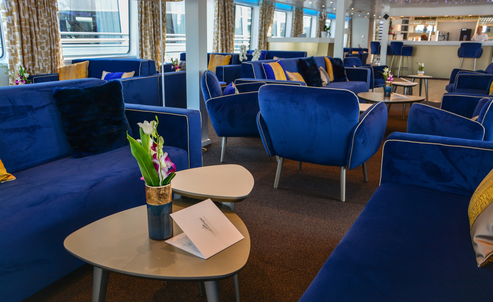 CroisiEurope MS Symphonie Lounge Bar 3.jpg